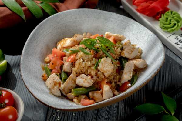 Рис по-азиатски с курицей и овощами