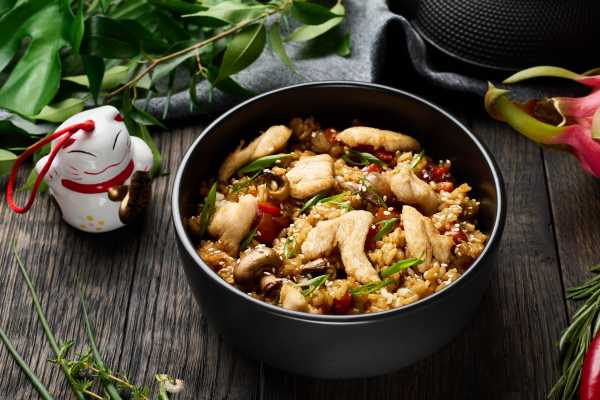 Рис по-азиатски с курицей и овощами
